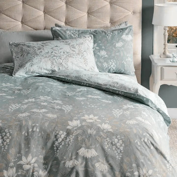 Petals King Size Comforter Set - With Filling